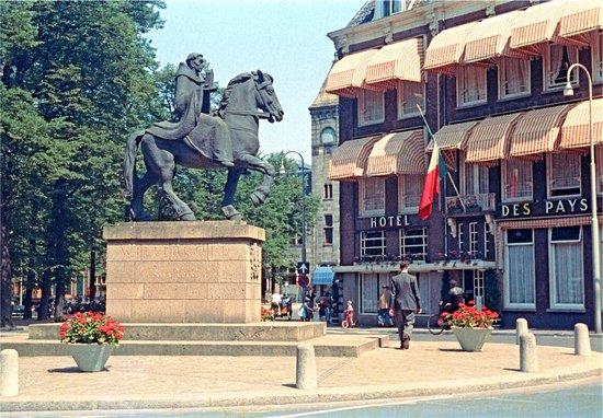 Het Willibrordmonument op het Janskerkhof ca.1955 - Catch Utrecht